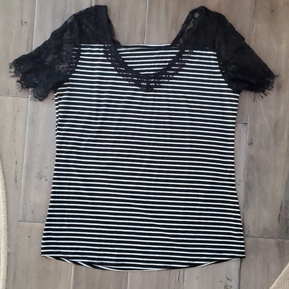CLEARANCE XL Only Left! Tee Tshirt Top Lace Sleeves V-neck S/S - Picture 2 of 3
